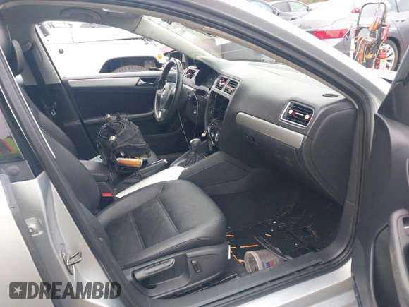 2014 Volkswagen Jetta SE with VIN 3VWD17AJ7EM331139, listed as a IAAI auction lot 41813500 with 110,233 mi miles and . Bid and sale history available at DreamBid. Image 5.