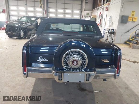 1989 Cadillac DeVille z VIN 1G6CD5159K4356924, wystawiony jako IAAI lot #41526057 z przebiegiem 148 134 mil mil oraz . Historia ofert i sprzedaży dostępna na DreamBid. Obrazek 17.