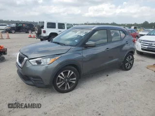 2019 Nissan Kicks S z VIN 3N1CP5CU3KL547941, wystawiony jako Copart lot #55298245 z przebiegiem 136 714 mil mil oraz Szkoda całkowita • Salvage title. Historia ofert i sprzedaży dostępna na DreamBid. Obrazek 1.