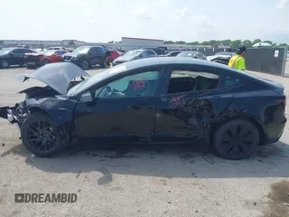 2025 Tesla Model 3 Long Range z VIN 5YJ3E1EB0SF919659, wystawiony jako IAAI lot #42128333 z przebiegiem 2 068 mil mil oraz . Historia ofert i sprzedaży dostępna na DreamBid. Obrazek 13.