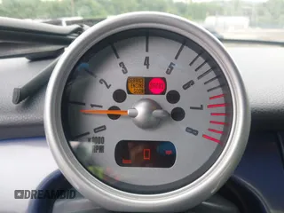 2006 MINI Convertible S z VIN WMWRH33516TL93102, wystawiony jako IAAI lot #42529434 z przebiegiem 123 292 mil mil oraz . Historia ofert i sprzedaży dostępna na DreamBid. Obrazek 12.