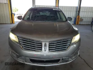 2017 Lincoln MKC Select z VIN 5LMCJ2C92HUL12902, wystawiony jako Copart lot #53994805 z przebiegiem 122 581 mil mil oraz Szkody całkowita. Historia ofert i sprzedaży dostępna na DreamBid. Obrazek 5.