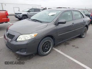 2009 Toyota Corolla z VIN JTDBL40E99J047697, wystawiony jako IAAI lot #42274336 z przebiegiem 184 756 mil mil oraz . Historia ofert i sprzedaży dostępna na DreamBid. Obrazek 2.