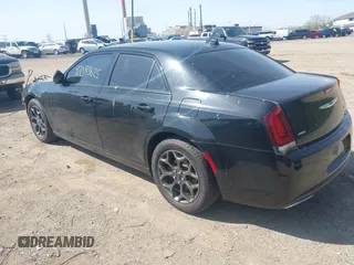 2016 Chrysler 300 S z VIN 2C3CCAGG4GH217056, wystawiony jako IAAI lot #42083625 z przebiegiem 90 977 mil mil oraz . Historia ofert i sprzedaży dostępna na DreamBid. Obrazek 3.