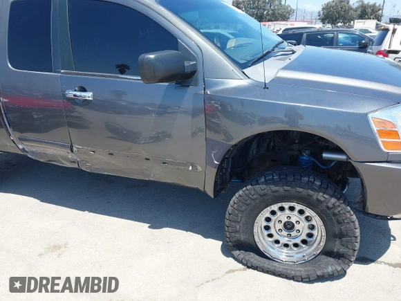 2006 Nissan Titan XE z VIN 1N6AA06B06N551578, wystawiony jako IAAI lot #42403828 z przebiegiem 143 420 mil mil oraz . Historia ofert i sprzedaży dostępna na DreamBid. Obrazek 6.
