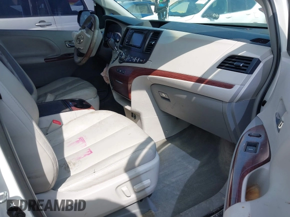 2014 Toyota Sienna XLE z VIN 5TDYK3DC7ES461445, wystawiony jako IAAI lot #42003360 z przebiegiem 153 404 mil mil oraz . Historia ofert i sprzedaży dostępna na DreamBid. Obrazek 5.
