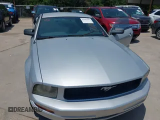 2007 Ford Mustang Deluxe z VIN 1ZVFT80N775248994, wystawiony jako IAAI lot #42503507 z przebiegiem 81 703 mil mil oraz . Historia ofert i sprzedaży dostępna na DreamBid. Obrazek 6.