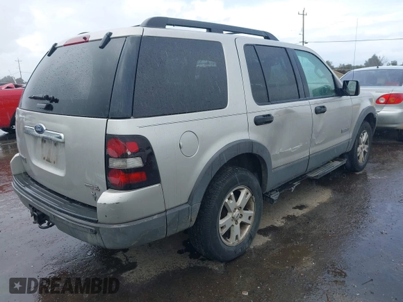 2006 Ford Explorer XLT with VIN 1FMEU73816ZA04465, listed as a IAAI auction lot 41803947 with 185,866 mi miles. Bid and sale history available at carsss.com. Image 4.