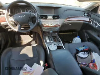 2015 Infiniti Q70 z VIN JN1BY1PP0FM601942, wystawiony jako Copart lot #68659924 z przebiegiem Nie podano mil oraz Szkoda całkowita • Salvage title. Historia ofert i sprzedaży dostępna na DreamBid. Obrazek 8.