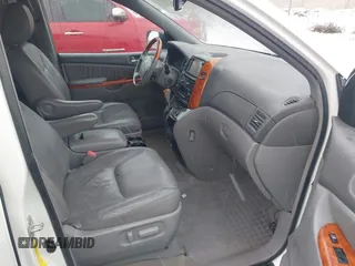 2010 Toyota Sienna XLE z VIN 5TDYK4CC3AS325072, wystawiony jako IAAI lot #41626629 z przebiegiem 145 368 mil mil oraz . Historia ofert i sprzedaży dostępna na DreamBid. Obrazek 5.