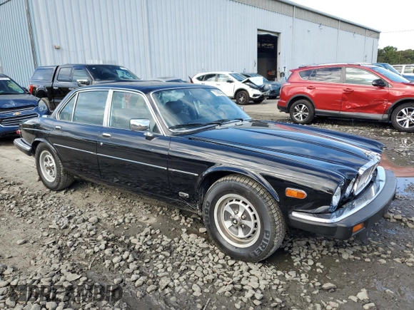 1986 Jaguar XJ z VIN SAJAV1341GC458926, wystawiony jako Copart lot #73985024 z przebiegiem 73 337 mil mil oraz Czysty tytuł • Clean title. Historia ofert i sprzedaży dostępna na DreamBid. Obrazek 4.