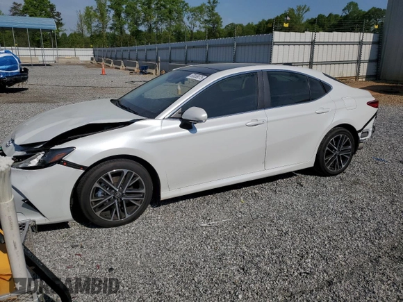 2025 Toyota Camry LE z VIN 4T1DAACK9SU054048, wystawiony jako Copart lot #53659075 z przebiegiem 3 568 mil mil oraz Szkoda całkowita • Salvage title. Historia ofert i sprzedaży dostępna na DreamBid. Obrazek 1.