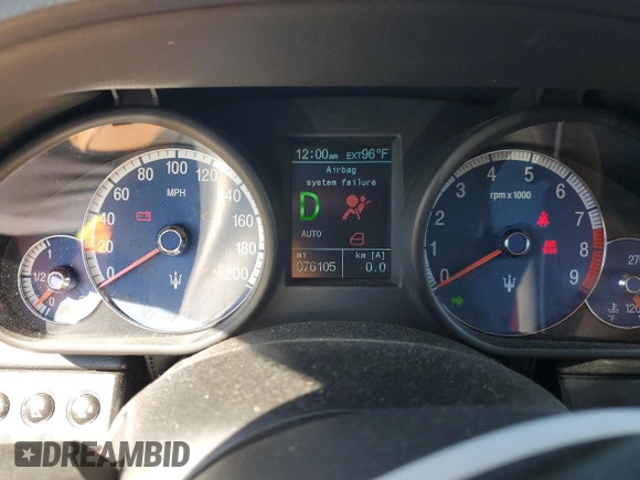 2006 Maserati Quattroporte z VIN ZAMCE39A960023356, wystawiony jako Copart lot #76954384 z przebiegiem 76 185 mil mil oraz Szkody całkowita. Historia ofert i sprzedaży dostępna na DreamBid. Obrazek 9.