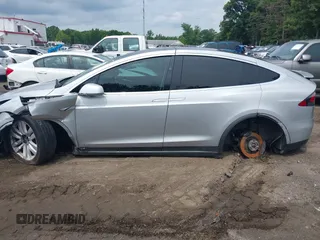 2016 Tesla Model X 70D z VIN 5YJXCAE25GF022898, wystawiony jako IAAI lot #39945988 z przebiegiem Nie podano mil oraz . Historia ofert i sprzedaży dostępna na DreamBid. Obrazek 13.