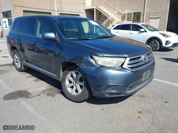 2013 Toyota Highlander with VIN 5TDBK3EH5DS186463, listed as a IAAI auction lot 41754744 with 251,850 mi miles. Bid and sale history available at carsss.com. Image 6.