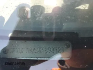 2005 Ford F-150 XL с VIN 1FTRF122X5NB93729, выставлен на аукционе Copart как лот 52276595 с пробегом 261 561 миль миль и Списание • Salvage title. История ставок и продаж доступна на DreamBid. Изображение 12.