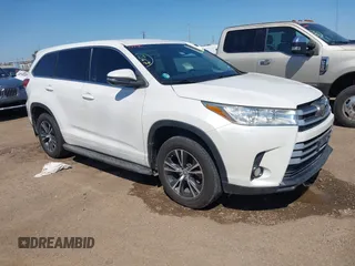 2018 Toyota Highlander LE z VIN 5TDZZRFH9JS288436, wystawiony jako IAAI lot #41990854 z przebiegiem 151 651 mil mil oraz . Historia ofert i sprzedaży dostępna na DreamBid. Obrazek 1.