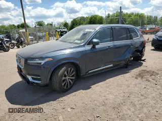 2024 Volvo XC90 Plus Bright Theme z VIN YV4062PE9R1235500, wystawiony jako Copart lot #56104245 z przebiegiem 12 901 mil mil oraz Szkoda całkowita • Salvage title. Historia ofert i sprzedaży dostępna na DreamBid. Obrazek 1.