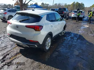2023 Buick Encore GX Preferred z VIN KL4MMCSL0PB137270, wystawiony jako IAAI lot #41499985 z przebiegiem 26 825 mil mil oraz . Historia ofert i sprzedaży dostępna na DreamBid. Obrazek 4.