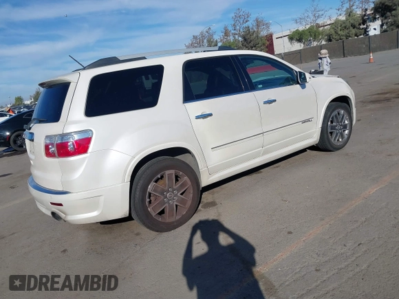 2011 GMC Acadia Denali z VIN 1GKKRTED0BJ334817, wystawiony jako IAAI lot #40957886 z przebiegiem 186 093 mil mil oraz . Historia ofert i sprzedaży dostępna na DreamBid. Obrazek 4.