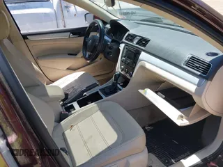 2012 Volkswagen Passat SE z VIN 1VWBP7A30CC107216, wystawiony jako IAAI lot #42545676 z przebiegiem 151 417 mil mil oraz . Historia ofert i sprzedaży dostępna na DreamBid. Obrazek 5.