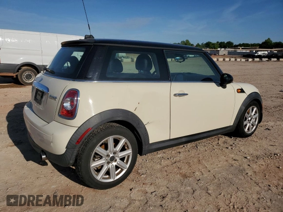 2011 MINI Hardtop z VIN WMWSU3C52BT094094, wystawiony jako Copart lot #55634655 z przebiegiem 104 123 mil mil oraz Szkody całkowita. Historia ofert i sprzedaży dostępna na DreamBid. Obrazek 3.
