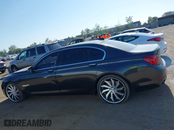 2013 BMW 7 Series 750Li xDrive z VIN WBAYF8C58DD141658, wystawiony jako IAAI lot #42327776 z przebiegiem 130 428 mil mil oraz . Historia ofert i sprzedaży dostępna na DreamBid. Obrazek 14.