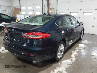 2020 Ford Fusion SE with VIN 3FA6P0HD0LR111817, listed as a IAAI auction lot 41542207 with 59,718 mi miles. Bid and sale history available at carsss.com. Image 4.