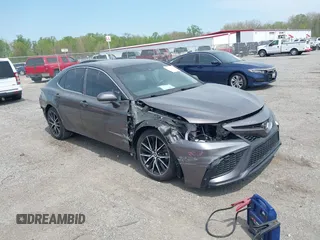 2023 Toyota Camry SE z VIN 4T1G11AK0PU719393, wystawiony jako IAAI lot #42072531 z przebiegiem 42 888 mil mil oraz . Historia ofert i sprzedaży dostępna na DreamBid. Obrazek 1.