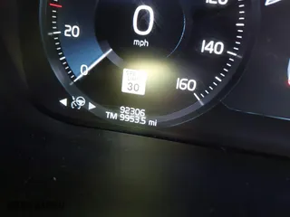 2018 Volvo XC60 Momentum with VIN LYV102RK8JB082200, listed as a IAAI auction lot 41683184 with 99,535 mi miles. Bid and sale history available at carsss.com. Image 7.