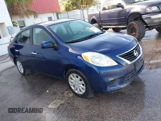 2014 Nissan Versa SV z VIN 3N1CN7APXEK462331, wystawiony jako IAAI lot #42632302 z przebiegiem 105 633 mil mil oraz . Historia ofert i sprzedaży dostępna na DreamBid. Obrazek 1.