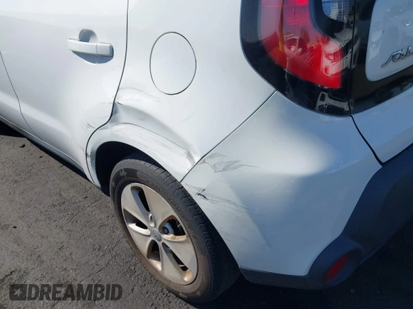 2015 Kia Soul z VIN KNDJN2A27F7230622, wystawiony jako IAAI lot #41598447 z przebiegiem 234 233 mil mil oraz . Historia ofert i sprzedaży dostępna na DreamBid. Obrazek 6.