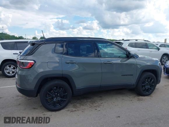 2024 Jeep Compass Latitude z VIN 3C4NJDBN4RT578170, wystawiony jako IAAI lot #42237990 z przebiegiem 17 265 mil mil oraz . Historia ofert i sprzedaży dostępna na DreamBid. Obrazek 14.