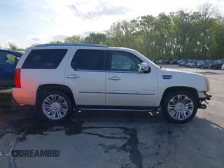 2010 Cadillac Escalade Luxury z VIN 1GYUKBEF6AR122941, wystawiony jako IAAI lot #42081463 z przebiegiem 172 876 mil mil oraz . Historia ofert i sprzedaży dostępna na DreamBid. Obrazek 14.