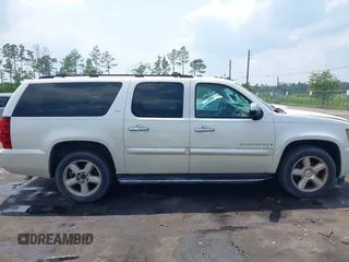 2008 Chevrolet Suburban LTZ z VIN 1GNFC16JX8R252506, wystawiony jako IAAI lot #42402610 z przebiegiem 308 625 mil mil oraz . Historia ofert i sprzedaży dostępna na DreamBid. Obrazek 13.