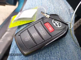2025 Toyota Camry LE z VIN 4T1DAACK4SU518573, wystawiony jako IAAI lot #42368770 z przebiegiem 30 727 mil mil oraz . Historia ofert i sprzedaży dostępna na DreamBid. Obrazek 11.