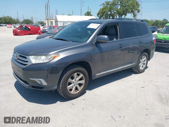 2013 Toyota Highlander z VIN 5TDZK3EH5DS124401, wystawiony jako IAAI lot #42133758 z przebiegiem 131 405 mil mil oraz . Historia ofert i sprzedaży dostępna na DreamBid. Obrazek 21.