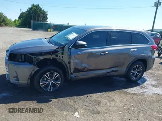 2018 Toyota Highlander LE z VIN 5TDZARFH8JS033994, wystawiony jako IAAI lot #42245699 z przebiegiem 140 608 mil mil oraz . Historia ofert i sprzedaży dostępna na DreamBid. Obrazek 15.