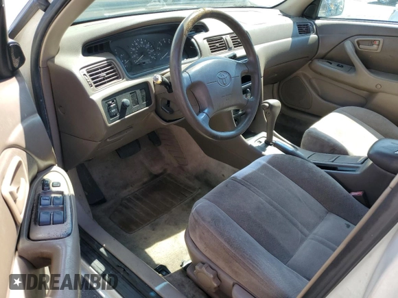 1997 Toyota Camry LE z VIN JT2BG22K9V0002215, wystawiony jako Copart lot #56932955 z przebiegiem 265 776 mil mil oraz Szkoda całkowita • Salvage title. Historia ofert i sprzedaży dostępna na DreamBid. Obrazek 8.