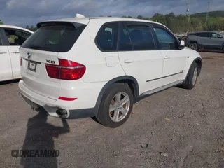 2011 BMW X5 35d z VIN 5UXZW0C53BL371750, wystawiony jako IAAI lot #41931513 z przebiegiem 198 470 mil mil oraz . Historia ofert i sprzedaży dostępna na DreamBid. Obrazek 4.