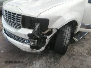 2007 Lincoln Navigator z VIN 5LMFU28557LJ15348, wystawiony jako IAAI lot #42255767 z przebiegiem 231 058 mil mil oraz . Historia ofert i sprzedaży dostępna na DreamBid. Obrazek 6.