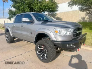 2022 Ram 1500 Big Horn z VIN 1C6SRFFT0NN135872, wystawiony jako Copart lot #59898945 z przebiegiem 26 990 mil mil oraz Czysty tytuł • Clean title. Historia ofert i sprzedaży dostępna na DreamBid. Obrazek 1.