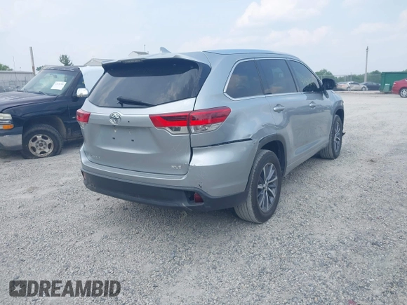 2018 Toyota Highlander SE z VIN 5TDKZRFH4JS544239, wystawiony jako IAAI lot #42429079 z przebiegiem 121 406 mil mil oraz . Historia ofert i sprzedaży dostępna na DreamBid. Obrazek 4.
