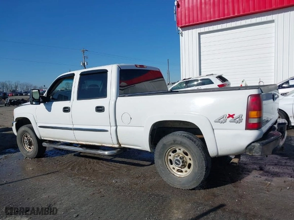 2005 GMC Sierra 1500HD SLT with VIN 1GTGK13U05F811217, listed as a IAAI auction lot 41253560 with NaN miles. Bid and sale history available at carsss.com. Image 14.