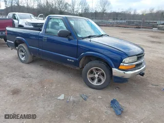 2000 Chevrolet S-10 LS with VIN 1GCCS145XYK251420, listed as a IAAI auction lot 41415213 with 145,683 mi miles. Bid and sale history available at carsss.com. Image 1.