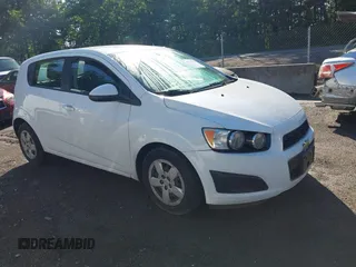 2015 Chevrolet Sonic LS z VIN 1G1JA6SG8F4131976, wystawiony jako IAAI lot #42552157 z przebiegiem 99 575 mil mil oraz . Historia ofert i sprzedaży dostępna na DreamBid. Obrazek 1.