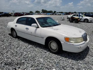 1999 Lincoln Town Car Executive z VIN 1LNHM81WXXY627319, wystawiony jako Copart lot #60830165 z przebiegiem 122 118 mil mil oraz Szkoda całkowita • Salvage title. Historia ofert i sprzedaży dostępna na DreamBid. Obrazek 4.