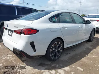2025 BMW 2 Series 228 xDrive z VIN WBA23GG06S7S55337, wystawiony jako IAAI lot #42537114 z przebiegiem 5 917 mil mil oraz . Historia ofert i sprzedaży dostępna na DreamBid. Obrazek 4.