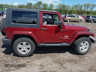 2010 Jeep Wrangler Sahara z VIN 1J4GA5D16AL227053, wystawiony jako IAAI lot #42219421 z przebiegiem 67 174 mil mil oraz . Historia ofert i sprzedaży dostępna na DreamBid. Obrazek 13.