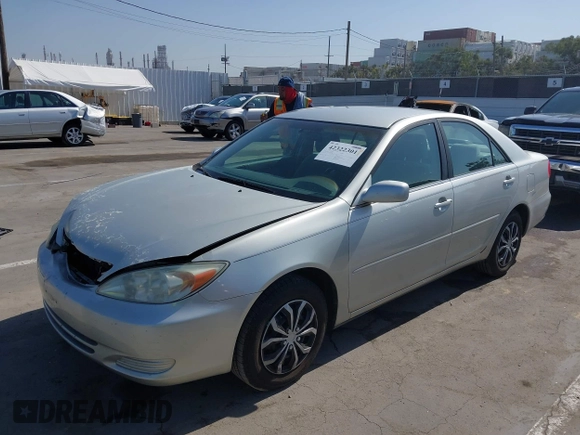 2004 Toyota Camry LE z VIN 4T1BE32K64U799027, wystawiony jako IAAI lot #42322301 z przebiegiem 89 437 mil mil oraz . Historia ofert i sprzedaży dostępna na DreamBid. Obrazek 2.